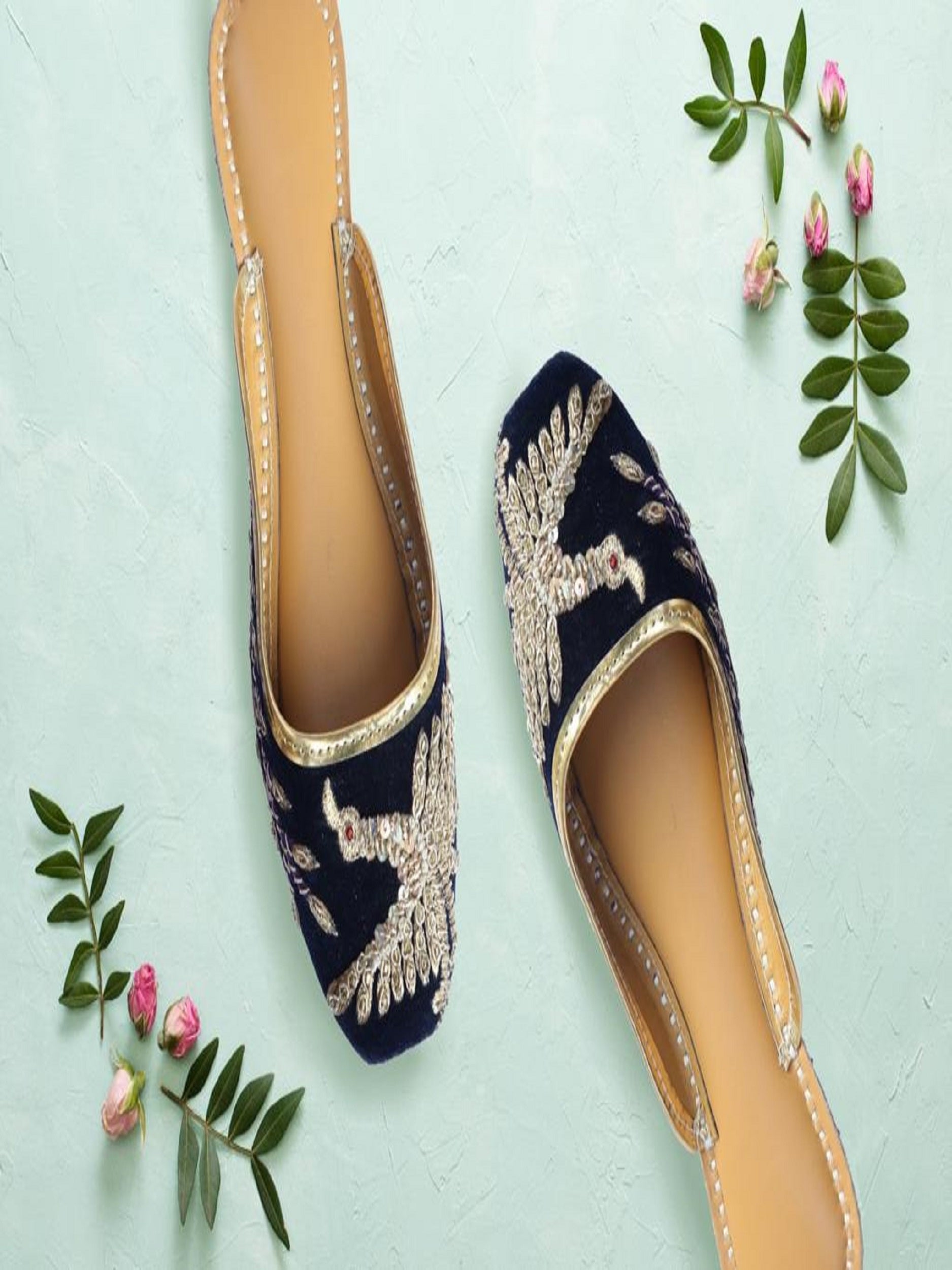 Sonchiriya (Mules)